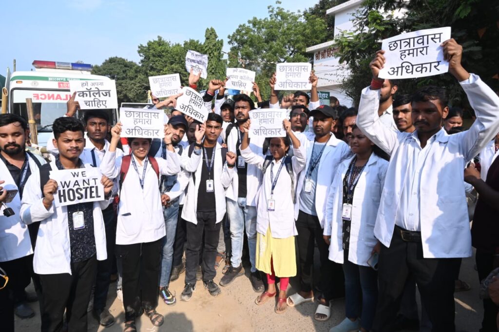 Jamshedpur protest: एमजीएम के नये अस्पताल के ओपीडी का उद्घाटन कर लौटने के क्रम में पारामेडिकल कॉलेज के छात्रों ने सीएम को रोका, छात्रावास व कॉलेज बनाने की मांग को लेकर हंगामा