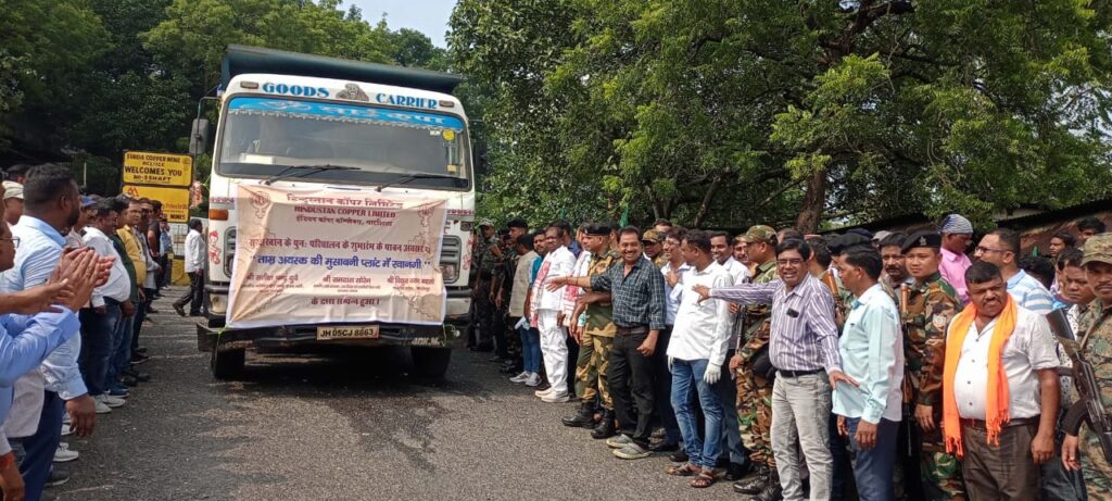 Musabani Surda Mines: खदान में जमा 50 हजार टन अयस्क पिसाई के लिए मुसाबनी प्लांट में भेजा जाना शुरू, यूनियन ने हाइवा का रोका, समझाने पर दिया रास्ता