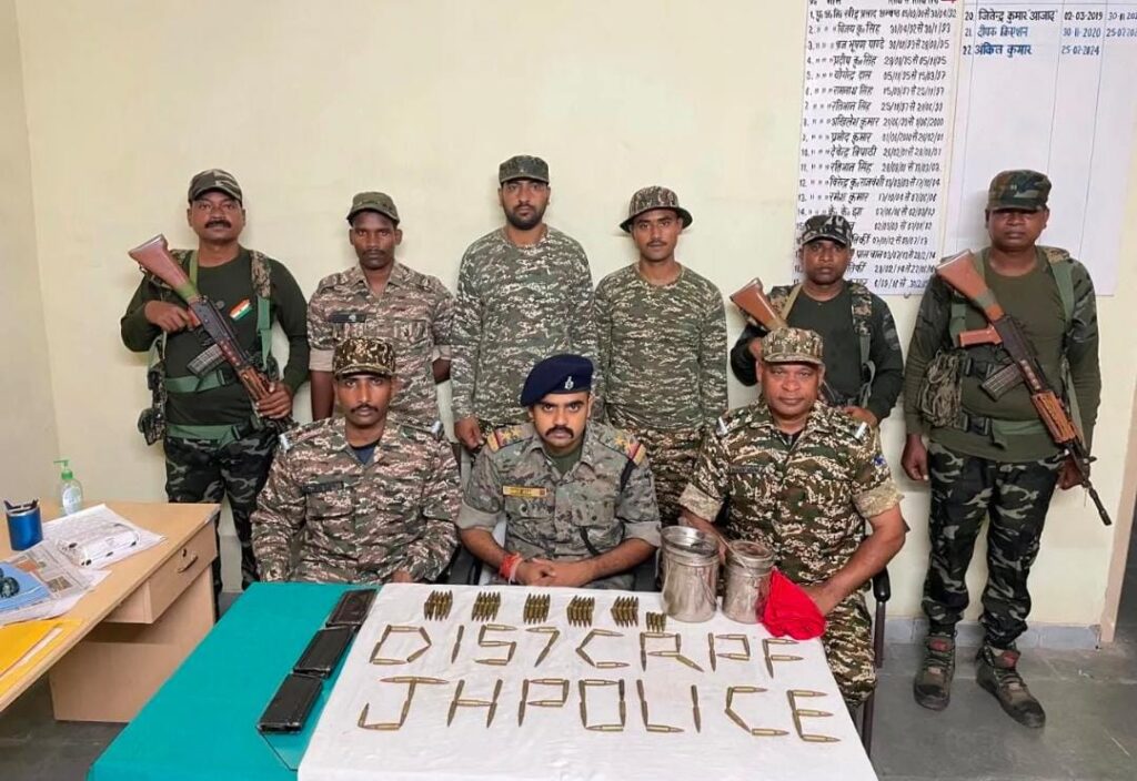 Chakradharpur News: नक्सली कैंप से भारी मात्रा में मैगजीन व कारतूस मिला, पश्चिमी सिंहभूम के कराइकेला थाना के केराबीर पहाड़ से हुई बरामदगी