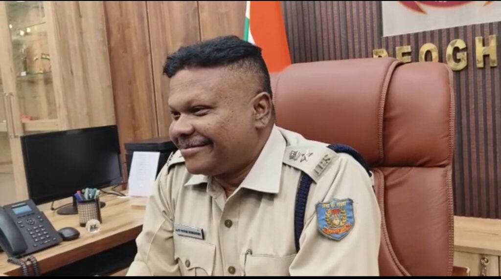 Election Commission: चुनाव आयोग ने देवघर एसपी डुंगडुंग को पद से हटाने का दिया आदेश, राज्य निर्वाचन पदाधिकारी को भेजा निर्देश