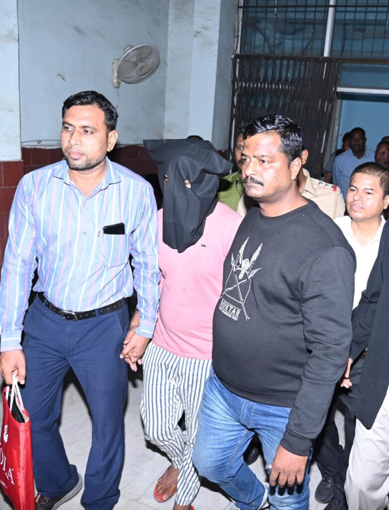 Jamshedpur Crime: फिल्म अभिनेता सलमान खान से 5 करोड़ रंगदारी मांगने के मामले में जमशेदपुर से गिरफ्तार शेख हुसैन को ट्रांजिट रिमांड पर मुंबई ले गयी पुलिस