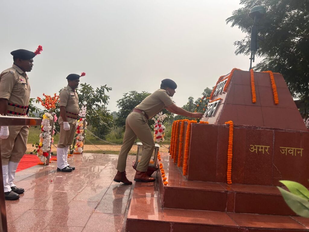 Saraikela police: सरायकेला पुलिस केंद्र में शहीद संस्मरण दिवस का हुआ आयोजन, ड्यूटी के दौरान शाहिद हुए पुलिस कर्मियों को दी गयी श्रद्धांजलि