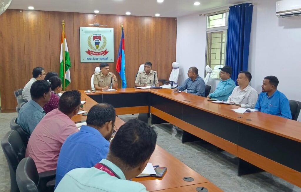 Seraikela Police:सरायकेला एसपी ने की बैंक कर्मीयों संग बैठक, बोले, बडे ट्रांजेक्शन पर रखें निगरानी