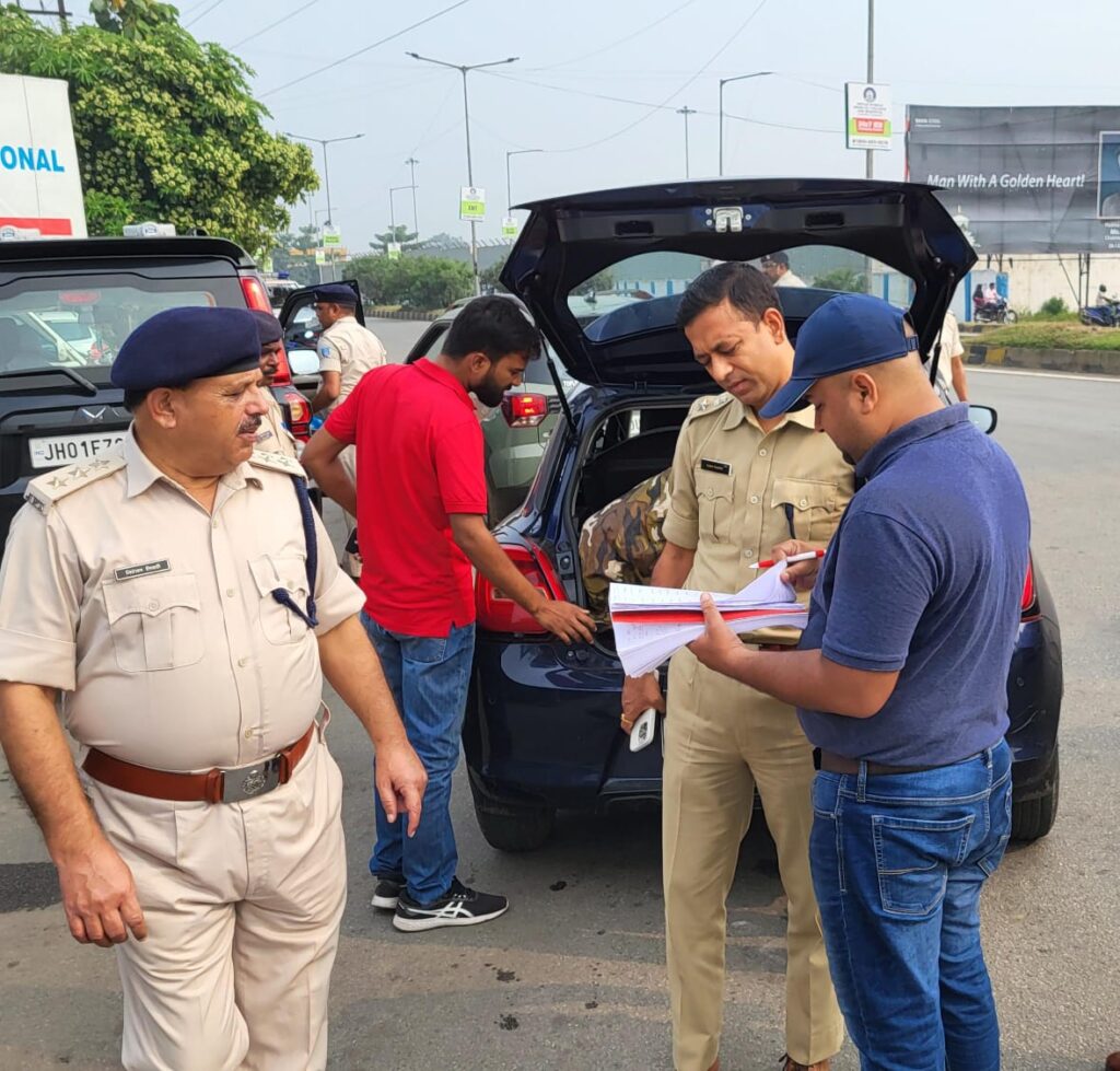 Jamshedpur Election: विधानसभा चुनाव को लेकर एसएसपी ने सोनारी डोबो पुल के पास चेक पोस्ट की जांच की