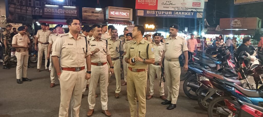 Jamshedpur Police: त्योहार को लेकर एसएसपी व सिटी एसपी ने बिष्टुपुर में किया फ्लैग मार्च, बाजार में जगह-जगह तैनात रही पुलिस