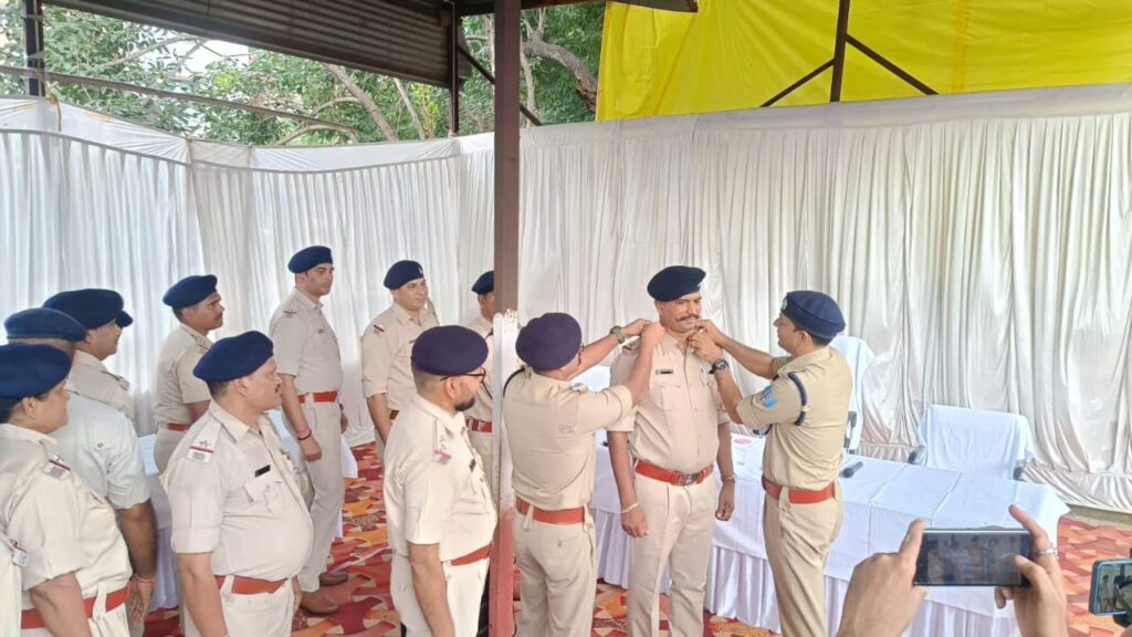 Jamshedpur Police : नव प्रोन्नत एएसआई के सम्मान में कार्यक्रम का आयोजन, एसएसपी और सिटी एसपी स्टार और बैज लगाकर दी बधाई