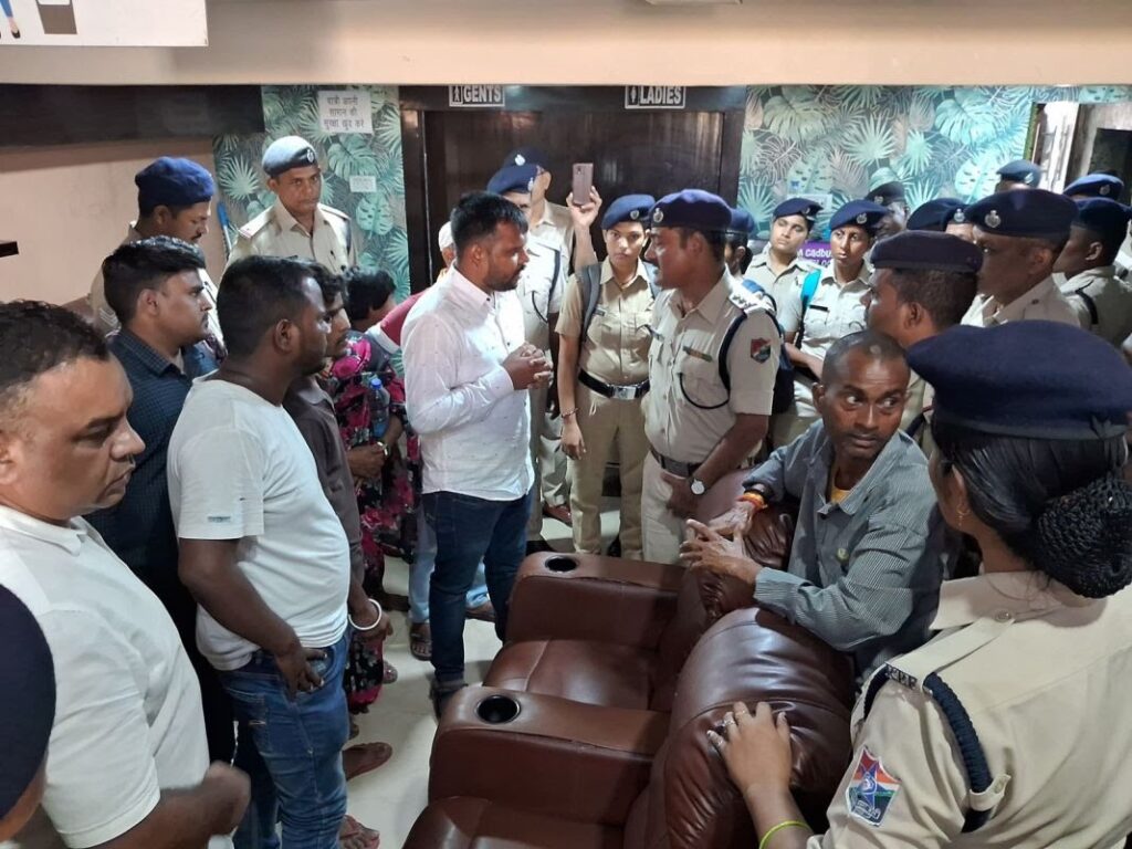 Tatanagar Station: टाटानगर स्टेशन में कर्मचारी की मौत मामले में मुआवजा की मांग पर हंगामा, वार्ता के बाद परिजनों को दो लाख रुपये और एक को नौकरी देने पर बनी सहमति