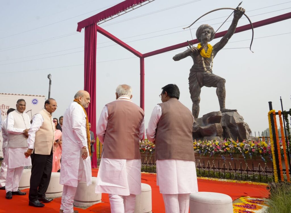 Birsa Munda Jayanti: सराय काले खां आईएसबीटी चौक का नाम आदिवासी नेता बिरसा मुंडा पर रखा गया, 3,000 किलोग्राम वजनी प्रतिमा का भी हुआ अनावरण