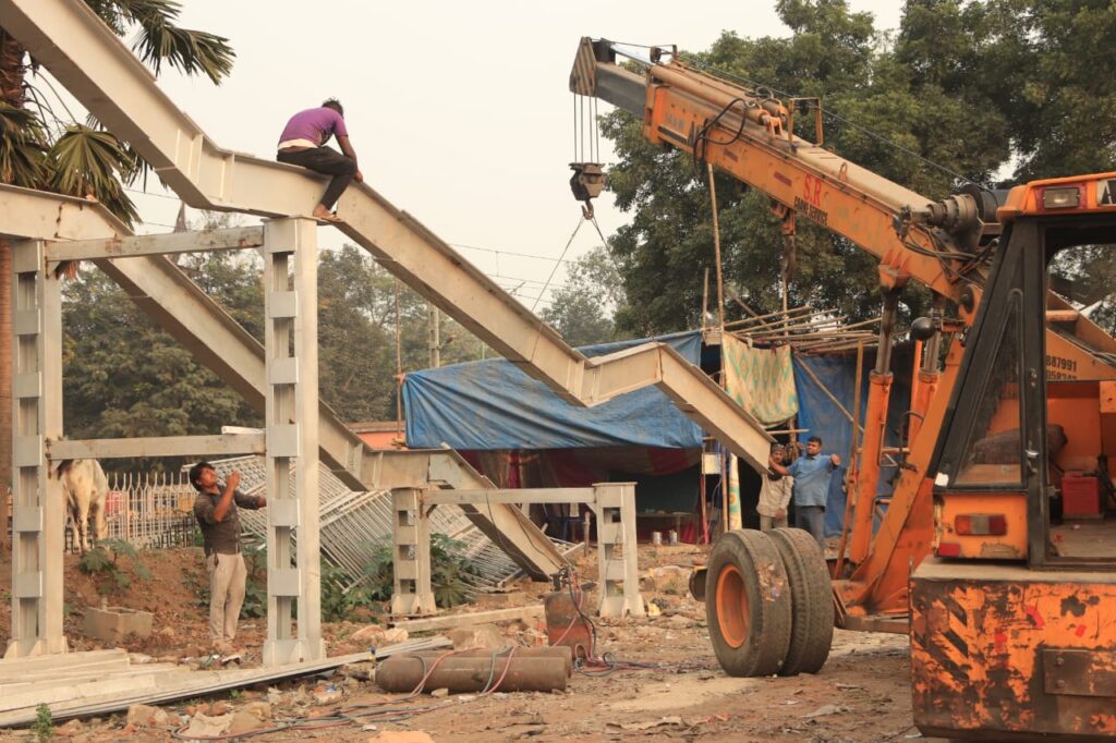Jugsalai Railway Crossing: जुगसलाई रेलवे क्रॉसिंग पर फुट ओवर ब्रिज का तेजी से चल रहा निर्माण, स्ट्रक्चर रखने का कार्य पूरा