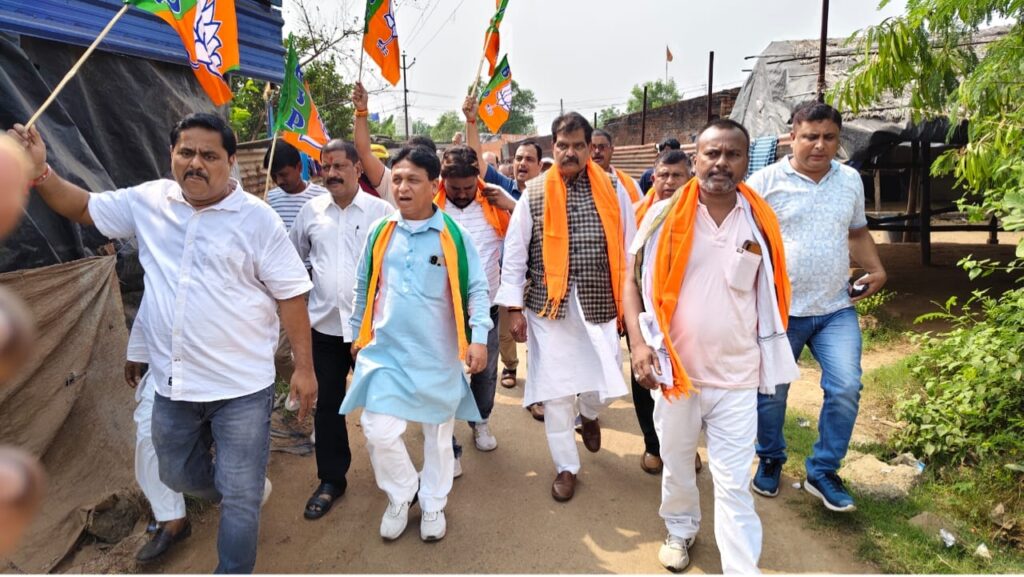 Jamshedpur: सिवान के पूर्व सांसद ओम प्रकाश यादव के द्वारा पोटका विधानसभा क्षेत्र के भाजपा प्रत्याशी मीरा मुंडा के पक्ष में चलाया जन संपर्क अभियान