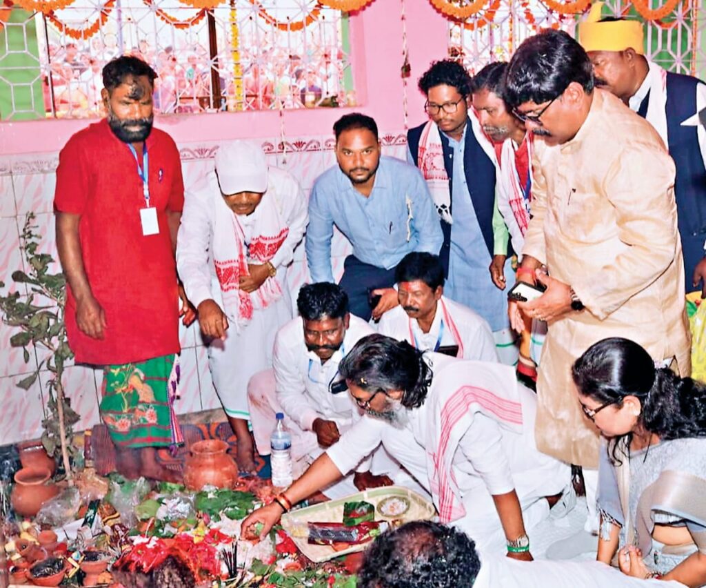 International Conference of Religions: लुगुबुरू में कार्तिक पूर्णिमा पर देश-विदेश से जुटे पांच लाख से अधिक श्रद्धालु, पहले सीएम हेमंत सोरेन, बाद में पूर्व मुख्यमंत्री चंपाई सोरेन भी पहुंचे