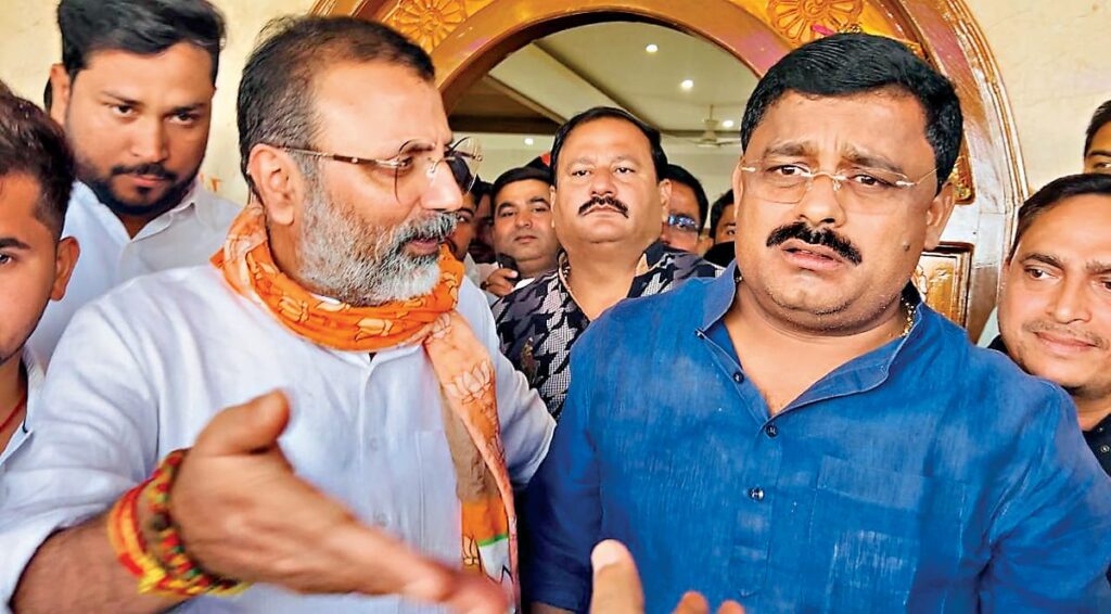 Santhal Election: बाबूलाल मरांडी के लिए मुश्किल बने राजधनवार से निर्दलीय प्रत्याशी निरंजन राय को मनाने हेलीकॉप्टर लेकर पहुंच गये हिमंता और निशिकांत, जानें पूरा घटनाक्रम
