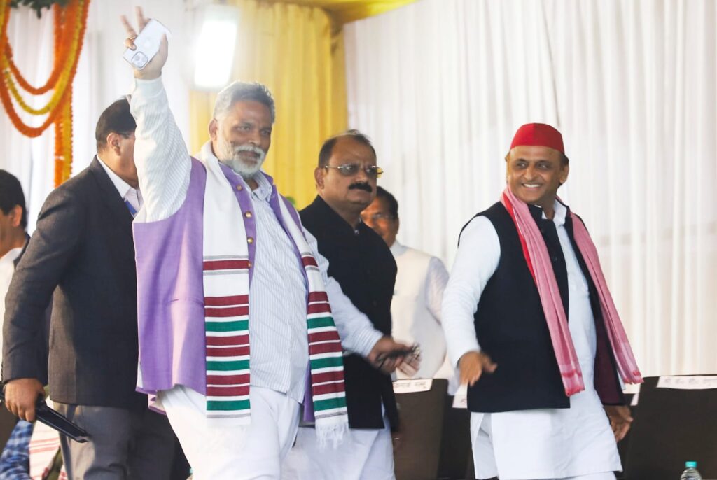 Akhilesh Yadav: हेमंत सोरेन के शपथ ग्रहण समारोह में आये अखिलेश बोले, झारखंड में जीत से ‘इंडिया’ गठबंधन को मजबूती मिली