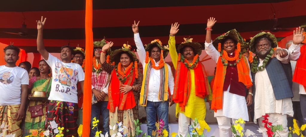Potka Election : पूर्व केंद्रीय मंत्री अर्जुन मुंडा ने डुमरिया में की चुनावी सभा, कमीशनखोरी का लगाया आरोप, बोले, संजीव सरदार ने गरीबों की योजना का पैसा खा गये, लोगों से भाजपा प्रत्याशी के लिए मांगा समर्थन