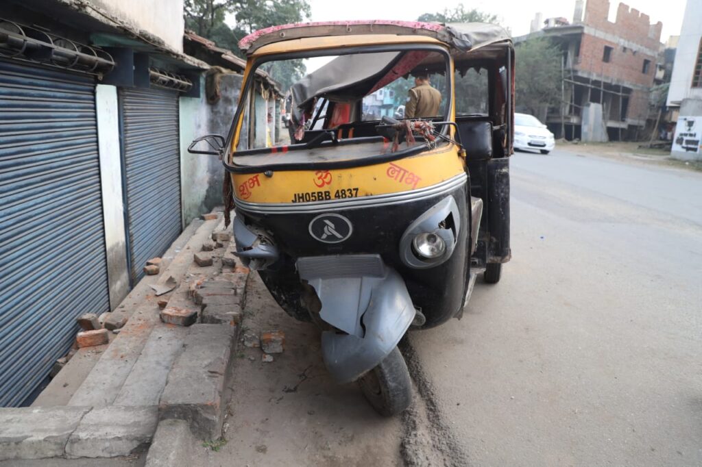 Jamshedpur Accident: भुइयांडीह में लकड़ी टाल के पास सड़क किनारे खड़ी टेंपो से टकरायी बाइक, दो घायल