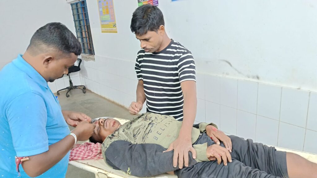 Chakulia Accident: बेटी से मिलकर घर लौटने के दौरान बाइक से गिरकर एक घायल, चाकुलिया-माटिहाना मुख्य सड़क पर हुआ हादसा