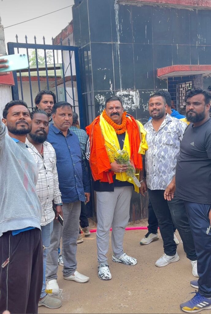 Jamshedpur Crime:एग्रिको में अक्षय सिंह पर फायरिंग का आरोपी बिल्ला पाठक जमानत पर जेल से हुआ रिहा, भारी संख्या में पहुंचे समर्थक, काफिले के साथ पहुंचा घर