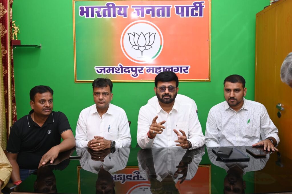Jamshedpur BJP: साकची के भाजपा महानगर कार्यालय में भाजपा ने कांग्रेस पर किया तंज, प्रदेश प्रवक्ता प्रतुल शाहदेव बोले, कांग्रेस की डीएनए में है महिलाओं का अपमान करना