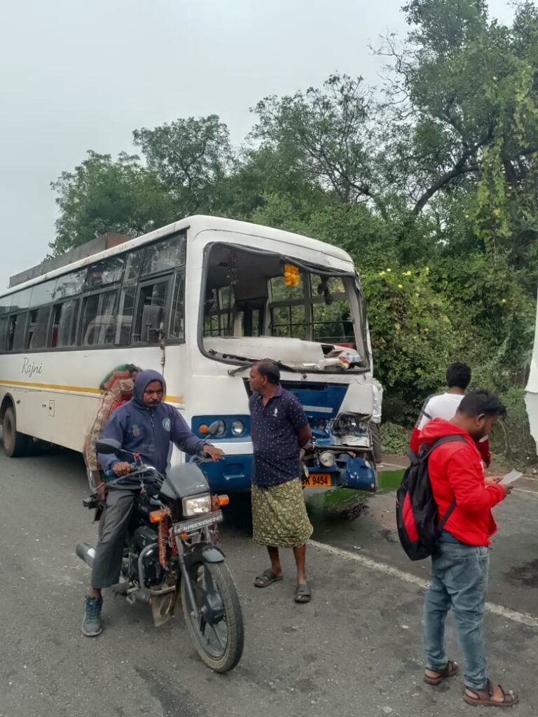 Rajnagar Accident: चाईबासा से आ रही रजनी बस ने मुरुमडीह में खड़ी पार्वती बस को मारी टक्कर, दर्जनभर यात्री घायल, हाता-चाईबासा मार्ग पर यात्रि लेने की होड़ में हुआ हादसा