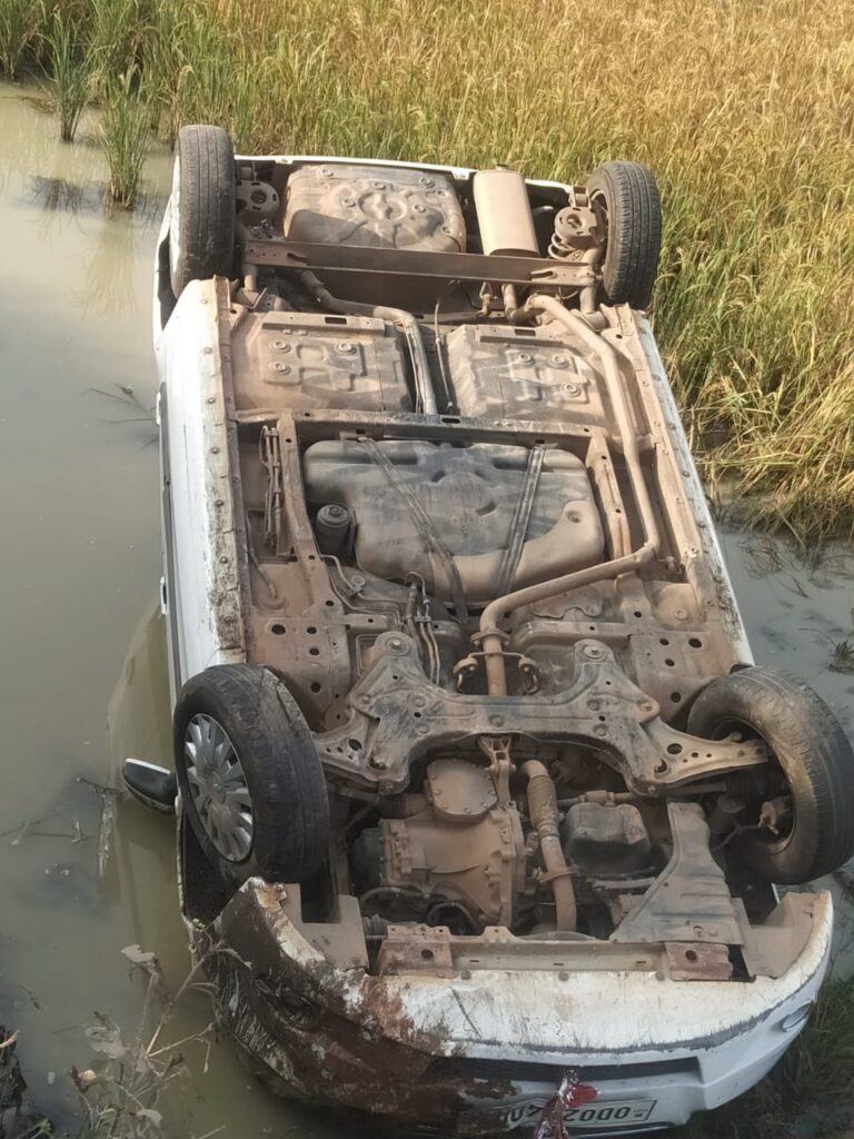 Chaibasa Accident: हाटगम्हरिया में कुहासे की वजह से पुलिया से 15 फीट नीचे गिरी कार, बाल-बाल बचे सवार