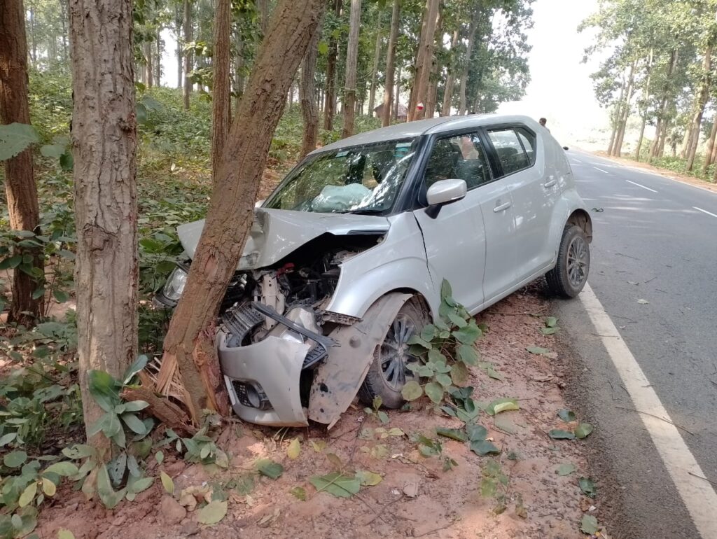 Chakulia Accident: चाकुलिया-धालभूमगढ़ मार्ग पर सुनसुनिया जंगल में पशु को बचाने में पेड़ से टकरायी कार, महिला घायल