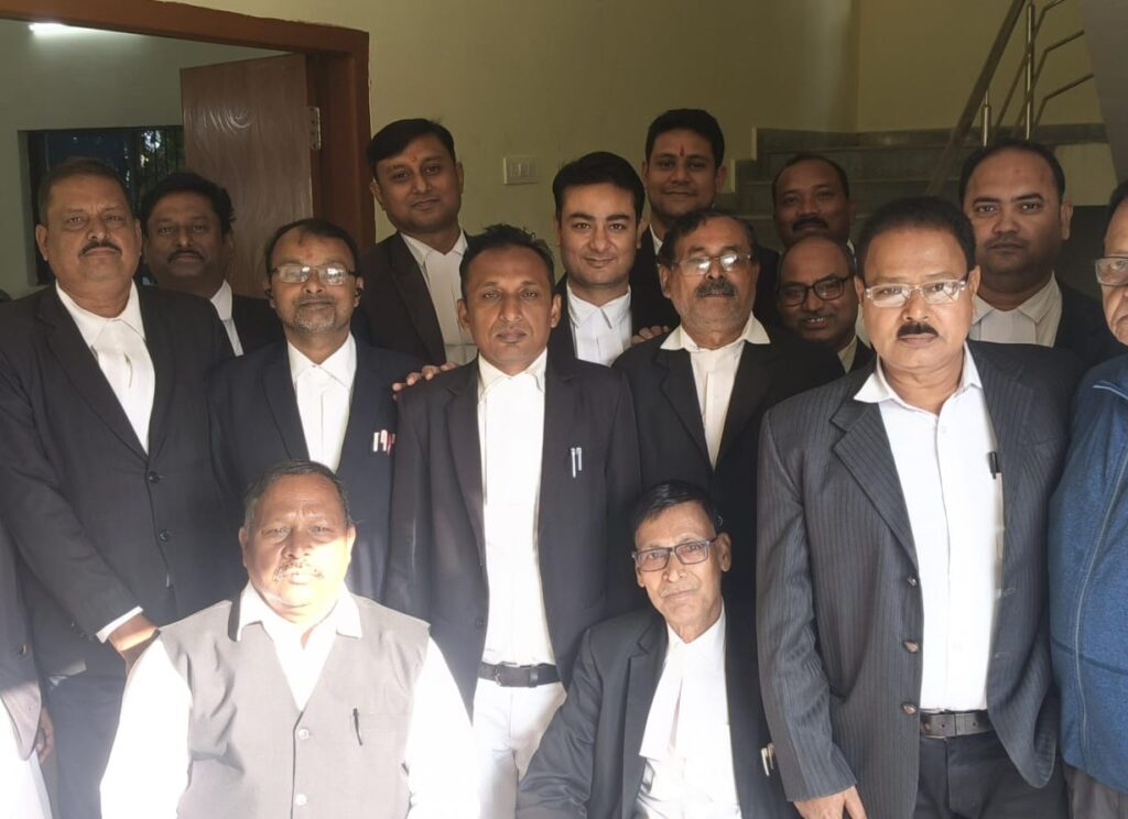 Chakradharpur Bar Association Election: चक्रधरपुर बार एसोसिएशन के अध्यक्ष बने मदन लाल व एसपी सिंह उपाध्यक्ष