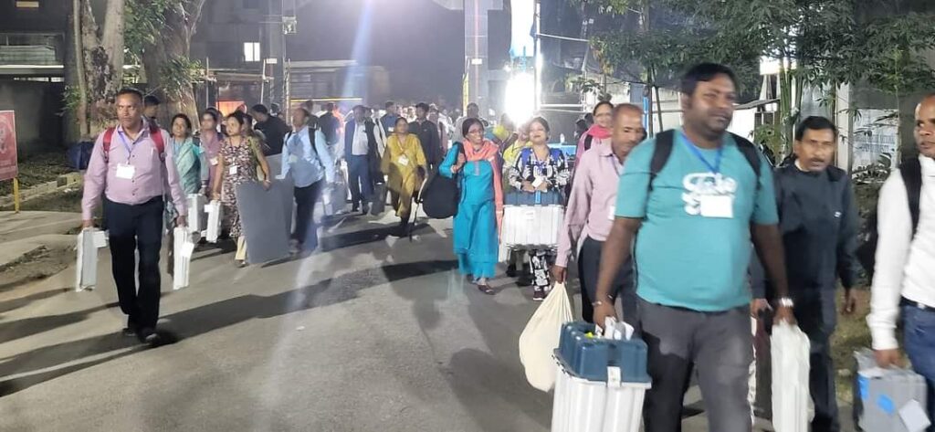 Jamshedpur Election : कड़ी सुरक्षा के बीच देर रात तक को-ऑपरेटिव कॉलेज में जमा होती रही इवीएम, डीसी-एसएसपी करते रहे निगरानी