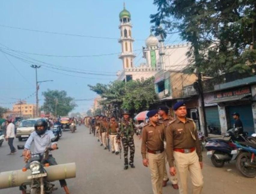 Jamshedpur Administration: मतगणना से पूर्व बिष्टुपुर, कदमा, सोनारी, जुगसलाई, बागबेड़ा समेत शहरभर में पुलिस ने किया फ्लैग मार्च