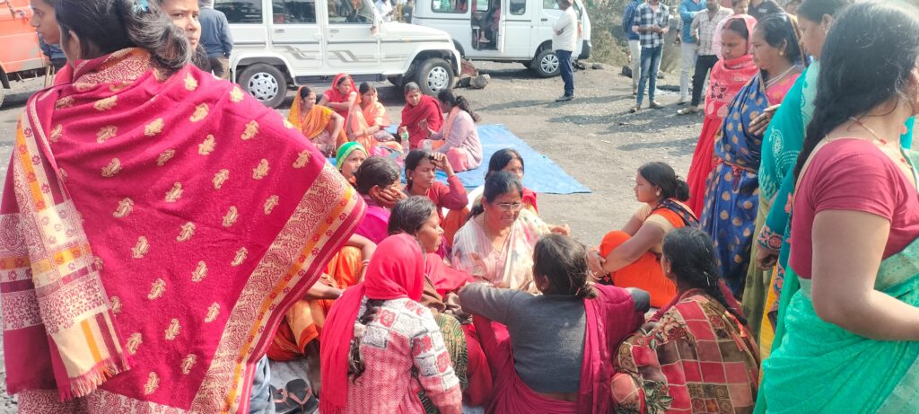 हजारीबाग में टॉइल्स लदा ट्रेलर पलटा, बाइक सवार की मौत, सड़क पर लगाया जाम