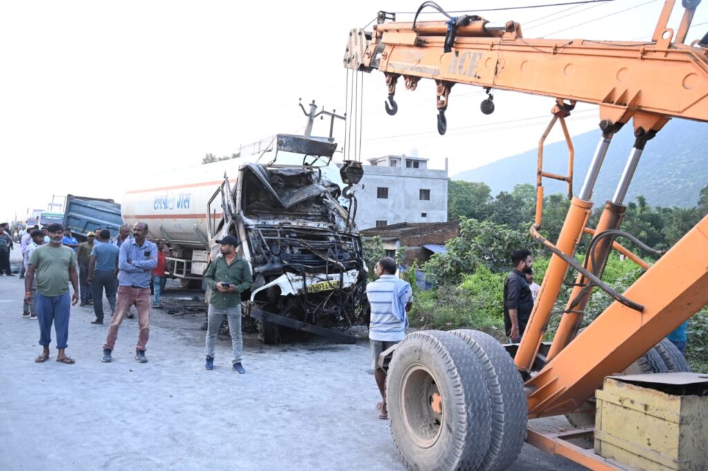 Jamshedpur Accident : हाइवा और टैंकर में जोरदार टक्कर, हादसे के बाद टैंकर में लगी आग, चालक की मौत, हाइवा का चालक भी गंभीर
