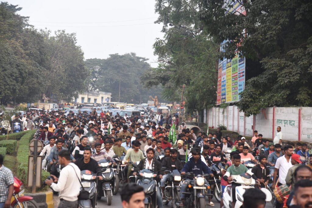 JMM Vijay Rath Yatra: विधानसभा चुनाव में जीत पर झामुमो ने निकाली विजय रथ यात्रा, टुइलाडुंगरी से साकची तक निकला जुलूस, समापन पर जमकर हुई आतिशबाजी