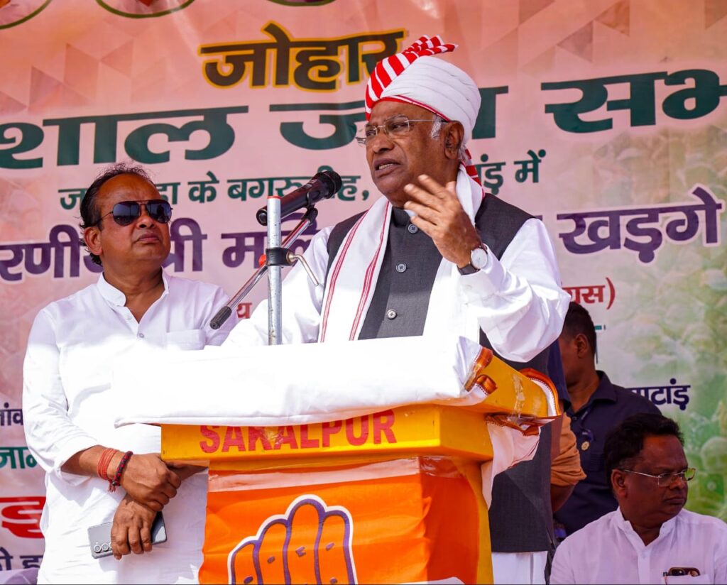 Jharkhand Election:खरगे ने राहुल गांधी के हेलीकॉप्टर रोकने पर भाजपा को घेरा, बोले, विपक्ष के नेता को हवाई अड्डे के आरक्षित लाउंज में जाने की इजाजत नहीं दी जा रही