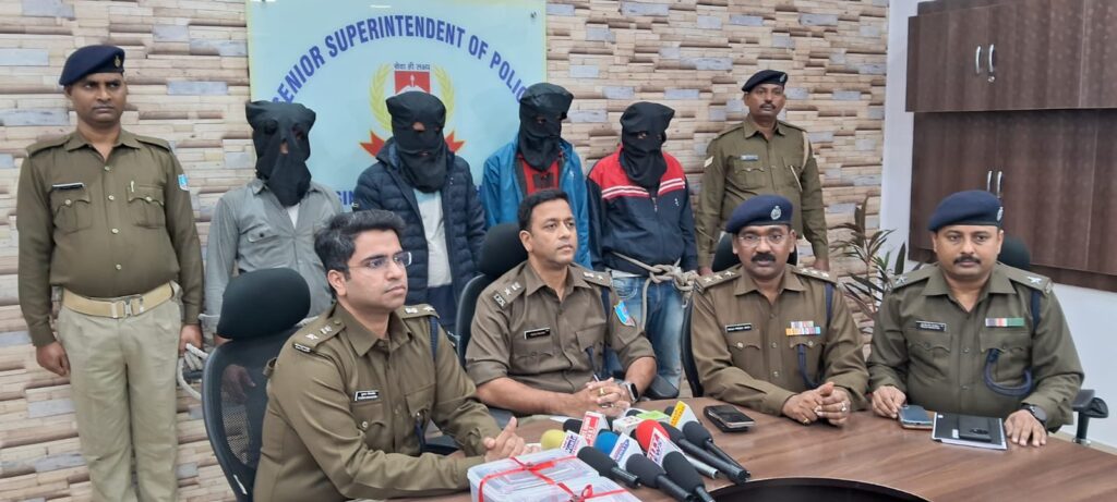 Jamshedpur Crime: जमशेदपुर पुलिस को बड़ी सफलता; डकैती की योजना बना रहे चार अपराधी बर्मामाइंस से गिरफ्तार, दो पिस्टल बरामद