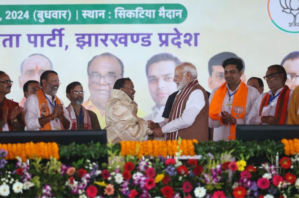 Pm Modi Visit Godda : पीएम मोदी ने दिया ‘एक हैं तो सेफ हैं’ का नारा, कहा – कांग्रेस के ‘शहजादे’ एससी, एसटी और ओबीसी के आरक्षण को खत्म करना चाहते हैं