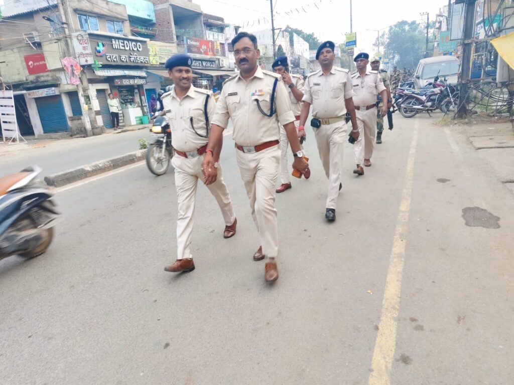 Jamshedpur Election: झारखंड विधानसभा चुनाव को लेकर जमशेदपुर पुलिस ने किया फ्लैग मार्च, सुरक्षा का दिया संदेश