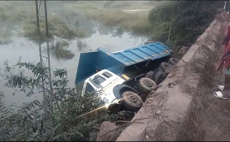 Rajnagar Accident: हाता-चाईबासा मुख्य मार्ग पर पखनाडीह पुलिया से 30 फीट नीचे गिरा हाइवा, बाल-बाल बचा चालक, गाड़ी का शीशा तोड़ कर निकला