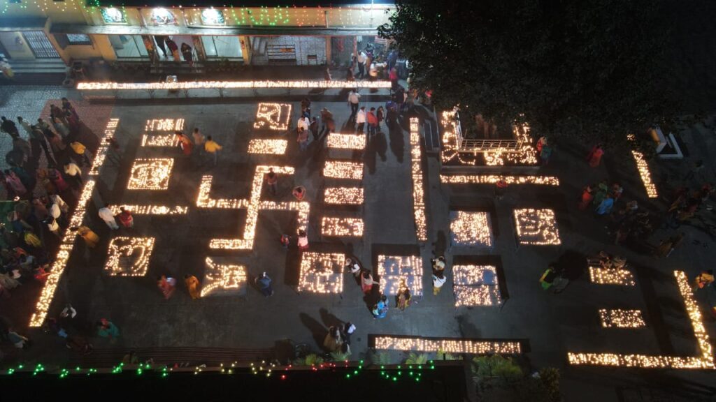 Ram Mandir Bistupur Deepotsav : राम मंदिर बिष्टुपुर में दीपोत्सव का आयोजन, दस हजार एक दीये से जगमगाया मंदिर, विधायक सरयू राय और मंगल कालिंदी हुए शामिल