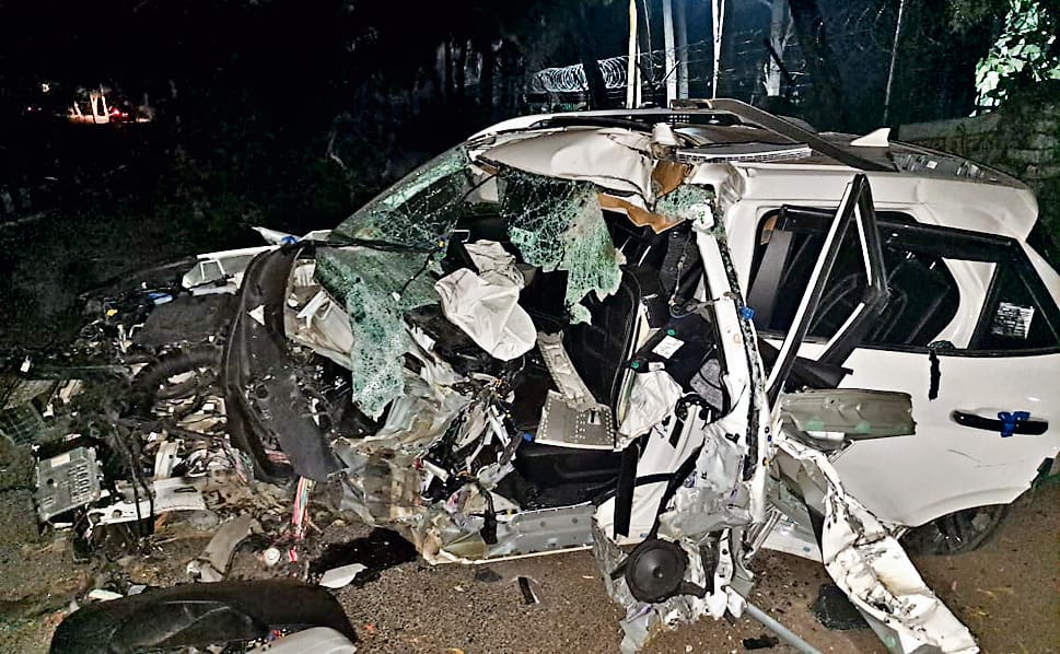 Ranchi Accident: रांची में आधी रात बेलगाम कार ने पेड़ में मारी टक्कर, सभी चार लोगों की स्थिति गंभीर, हादसे में कार के परखच्चे उड़ गए