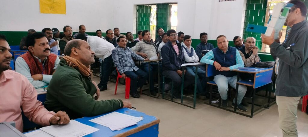 Seraikela Election: इवीएम खोलने और वोटों की गिनती कैसे होगी, कर्मियों को दिया प्रशिक्षण, मतगणना के लिए 461 कर्मचारी लगाये जायेंगे, सुबह 8 बजे से शुरू होगी गिनती