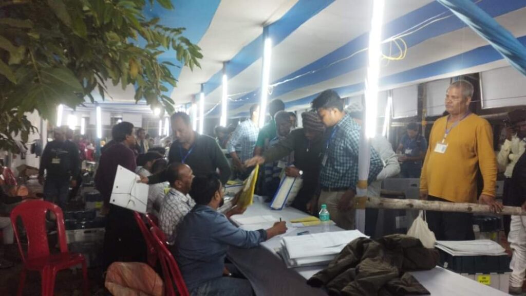 Jamshedpur Election: सबसे पहले जमशेदपुर पूर्वी व पश्चिम, फिर बहरागोड़ा व घाटशिला, अंत में जुगसलाई व पोटका के स्ट्रॉन्ग रूम को सील किया गया