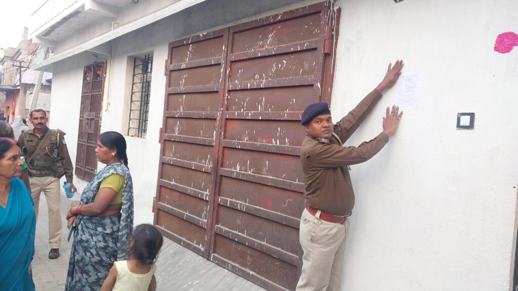 Jamshedpur Crime: सोनारी में रंगदारी के आरोपी के घर पुलिस ने चिपकाया इश्तेहार, कोर्ट ने जारी किया है गिरफ्तारी वारंट