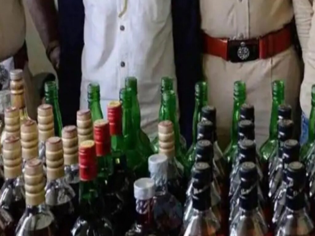 Bihar News: वैशाली जिले में जब्त शराब पीने और बेचने के आरोप में सात पुलिसकर्मी गिरफ्तार, 32 लीटर शराब बरामद