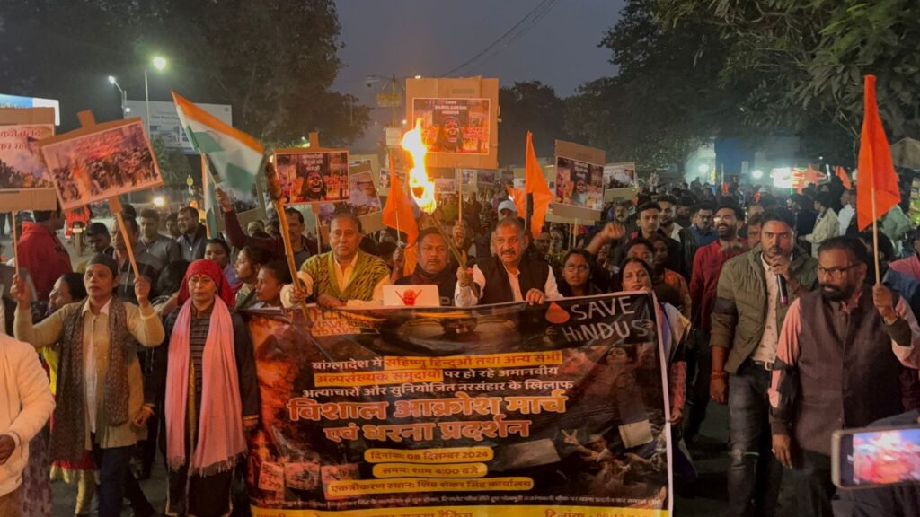 Jamshedpur: बांग्लादेश में हिंदुओं पर हमले को लेकर भारतीय सनातन समाज ने निकाला आक्रोश मार्च, फूंका युनूस सरकार का पुतला