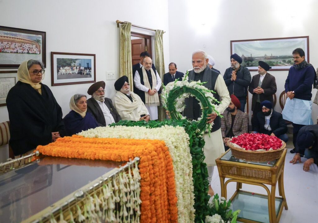 Manmohan Singh Tribute: प्रधानमंत्री नरेंद्र मोदी, शाह ने पूर्व प्रधानमंत्री मनमोहन सिंह को श्रद्धांजलि दी, बोले-उनका जीवन ईमानदारी, सादगी का प्रतिबिंब था