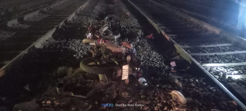 ROURKELA : कलुंगा रेलवे फाटक पर भीषण हादसा, ट्रेन की टक्कर में बाइक पर सवार तीन की मौत