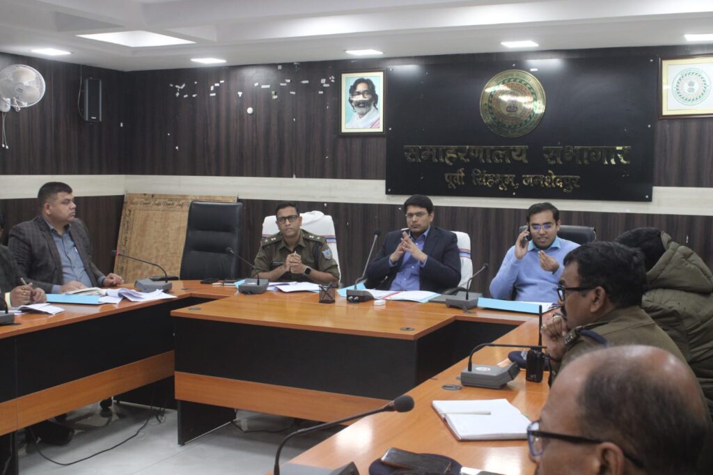 Jamshedpur Traffic & Road Safety: जमशेदपुर DC ने एनएच पर बने पुलों की मांगी फिटनेस रिपोर्ट, स्पीड लिमिट का बोर्ड लगाने, ऑटो चालकों का यूनिफॉर्म व आइडी होगा अनिवार्य, यातायात एवं सड़क सुरक्षा की बैठक में लिए गये कई अहम फैसले