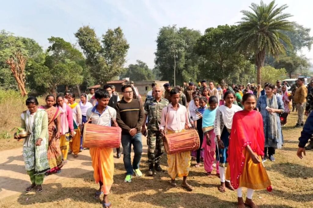 West Singhbhum: गुदड़ी इलाके में बिगड़े माहौल को पटरी पर लाने में जुटा पश्चिमी सिंहभूम जिला प्रशासन, चौपाल, फुटबॉल मैच के जरिये ग्रामीणों से जुड़ने का प्रयास