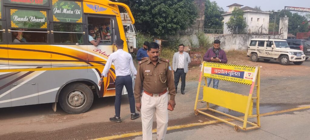 Jamshedpur: जिला परिवहन पदाधिकारी एवं मोटरयान निरीक्षक द्वारा चलाए गए वाहन जांच अभियानमें 28 बसों की हुई जांच, 6 से वसूला गया जुर्माना, एक बस जब्त