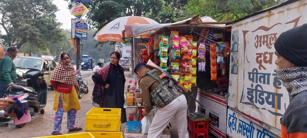 JAMSHEDPUR: तंबाकू उत्पाद बेचने वालों की अब खैर नहीं, जुस्को स्कूल और डीबीएमएस स्कूल के पास की 7 दुकानों पर कार्रवाई, 1400 रुपए वसूला जुर्माना