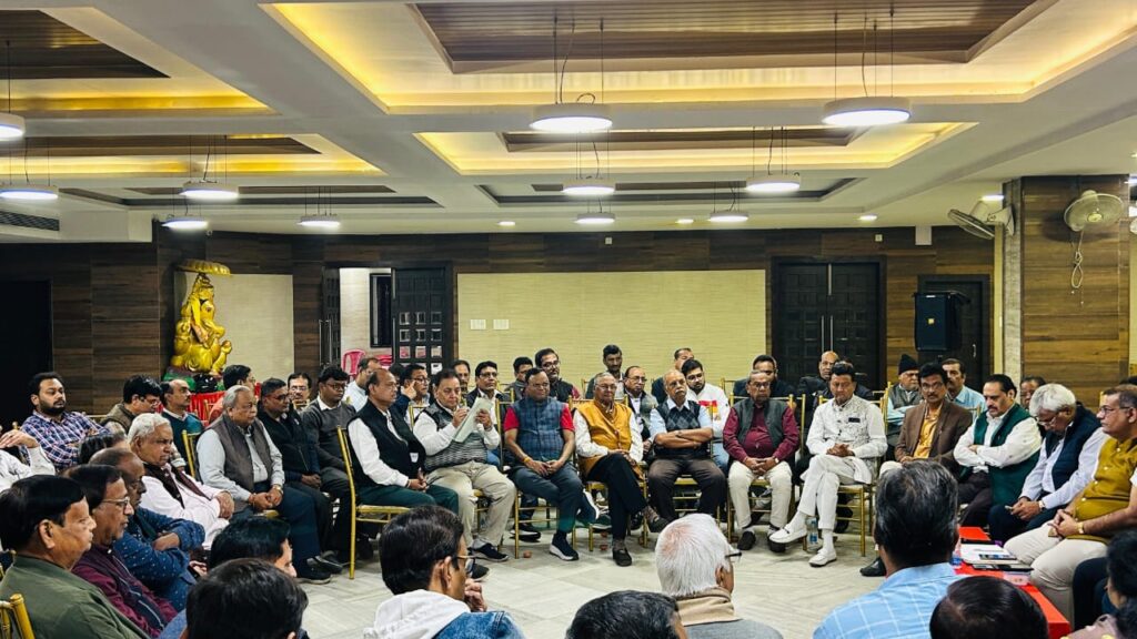Jamshedpur: मारवाड़ी समाज को गति एवं मजबूती प्रदान करने हेतु पूर्वी सिंहभूम जिला मारवाड़ी सम्मेलन की बैठक आयोजित, बैठक में भारी संख्या में जुटे जिले के सभी शाखाओं से युवा, नारीशक्ति एवं बुजुर्ग. जाने इसके क्रियान्वयन के लिए क्या-क्या रूपरेखा की गई तैयार